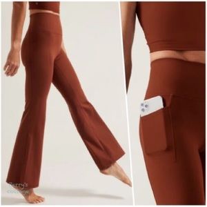 Athleta salutation stash flare yoga pants - ancient mahogany - large - NWOT